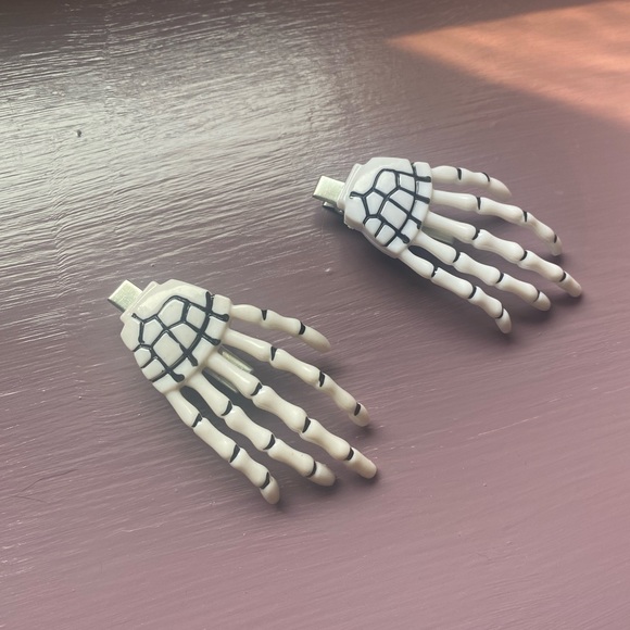 ❌SOLD❌ Skeleton hands necklace and hair clips - Picture 4 of 5